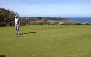 Christopher sur le green du 9, avec une vue magnifique sur la baie