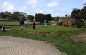 le départ en face des cyprès!! Où est le fairways? A gauche et à droite c'est celui du n° 14. Bertrand au drive