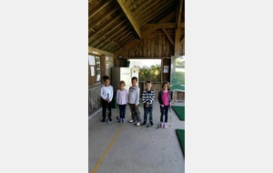 un groupe de très jeunes golfeurs, souriants et déterminés.... Un peu timide devant le photographe?